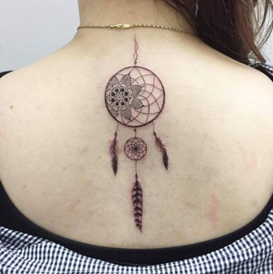  Tatouage attrape rêve avec une fleur sur le coté du cercle